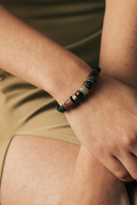 Armband mit grüner Jade Perle und Edelstahl Elementen - Modell Kiruna, stufenlos anpassbare Grösse, handgefertigt