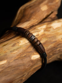 Schlichtes und dezentes Armband mit Holz und Edelstahl Perlen - Modell Rokan, stufenlos anpassbare Grösse, handgefertigt