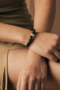 Leder Armband mit Mondstein und feinen Edelstahl Perlen - Modell Skane, stufenlos anpassbare Grösse, handgefertigt