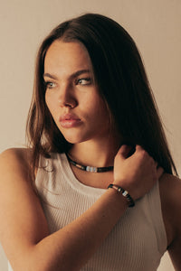 Leder Armband mit Mondstein und feinen Edelstahl Perlen - Modell Skane, stufenlos anpassbare Grösse, handgefertigt