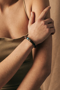 Edelstahlperlen Armband mit Türkis Perle - Modell Tiken, stufenlos anpassbare Grösse, handgefertigt