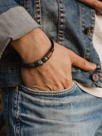 Lederarmband mit verschiedenen Holz und Edelstahl Perlen - Modell Vadstena, stufenlos anpassbare Grösse, handgefertigt