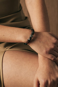 Lederarmband mit verschiedenen Holz und Edelstahl Perlen - Modell Vadstena, stufenlos anpassbare Grösse, handgefertigt