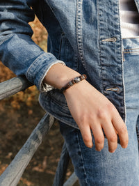 Lederarmband mit verschiedenen Holz und Edelstahl Perlen - Modell Vadstena, stufenlos anpassbare Grösse, handgefertigt