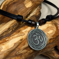Schwarze handgemachte Surferkette Om Motiv für Männer & Frauen | HANA LIMA Yoga Mantra Lederkette