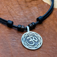 Handmade Om Symbol Surferkette für Männer & Frauen | HANA LIMA Leder Halskette Buddha / Hindu