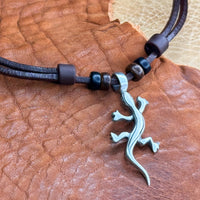 Braune handmade Surferkette mit Gecko (Eidechse) Anhänger für Damen & Herren | HANA LIMA Schmuck