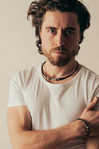 Halskette mit grünen Jade Perlen und Edelstahl Elementen - Modell Kiruna, stufenlos anpassbare Grösse, handgefertigt