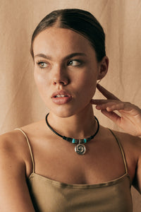 Halskette mit Maori Koru Anhänger und Türkis Edelsteinen - Modell Mala, stufenlos anpassbare Grösse, handgefertigt