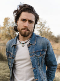 Halskette mit Maori Koru Anhänger und Türkis Edelsteinen - Modell Mala, stufenlos anpassbare Grösse, handgefertigt