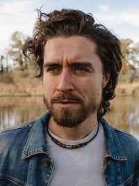 Halskette Holz und Edelstahl Perlen mit keltischer Raute verziert - Modell Mölndal, stufenlos anpassbare Grösse, handgefertigt