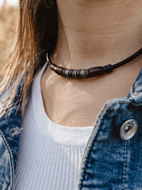 Schlichte und dezente Lederhalskette mit Holz und Edelstahl Perlen - Modell Rokan, stufenlos anpassbare Grösse, handgefertigt