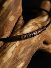 Schlichte und dezente Lederhalskette mit Holz und Edelstahl Perlen - Modell Rokan, stufenlos anpassbare Grösse, handgefertigt