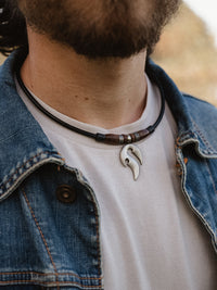 Lederkette mit Edelstahl Tribal Anhänger in Flammenform - Modell Ronneby, stufenlos anpassbare Grösse, handgefertigt