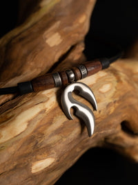 Lederkette mit Edelstahl Tribal Anhänger in Flammenform - Modell Ronneby, stufenlos anpassbare Grösse, handgefertigt