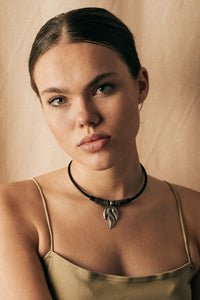 Lederkette mit Edelstahl Tribal Anhänger in Flammenform - Modell Ronneby, stufenlos anpassbare Grösse, handgefertigt