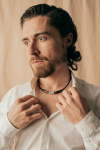 Leder Halskette mit Mondstein und feinen Edelstahl Perlen - Modell Skane, stufenlos anpassbare Grösse, handgefertigt