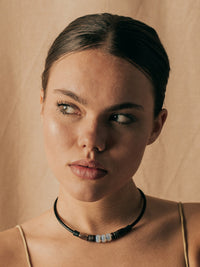 Leder Halskette mit Mondstein und feinen Edelstahl Perlen - Modell Skane, stufenlos anpassbare Grösse, handgefertigt