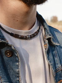 Lederhalskette mit verschiedenen Holz und Edelstahl Perlen - Modell Vadstena, stufenlos anpassbare Grösse, handgefertigt