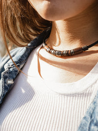 Kette mit Eule als Begleiter Edelstahl und Holz Perlen - Modell Visby, stufenlos anpassbare Grösse, handgefertigt