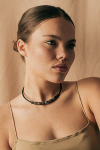 Kette mit Eule als Begleiter Edelstahl und Holz Perlen - Modell Visby, stufenlos anpassbare Grösse, handgefertigt