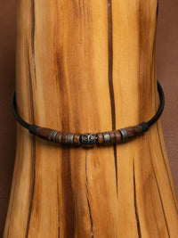 Kette mit Eule als Begleiter Edelstahl und Holz Perlen - Modell Visby, stufenlos anpassbare Grösse, handgefertigt