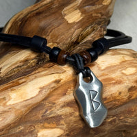 Schwarze handmade Surferkette mit Futhark Berkana Rune für Damen & Herren | HANA LIMA Kelten Schmuck