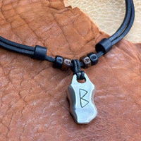 Handgemachte Surfer Lederkette Wikinger Berkana Rune für Damen und Herren | HANA LIMA Kelten Schmuck
