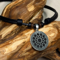 Handgemachte Surfer Lederkette Lebensblume - Ornament Schmuck für Damen und Herren von HANA LIMA