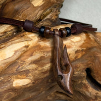 Handgemachte Surfer Lederkette Maori Fishhook Schnitzerei Hei Matau | Damen & Herren | HANA LIMA