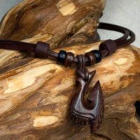 Handgemachte Surfer Lederkette Maori Fishhook Schnitzerei Hei Matau | Damen & Herren | HANA LIMA