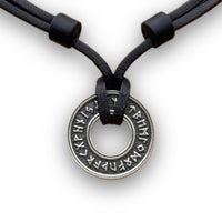 Handgefertige Leder Halskette mit Futhark Runenalphabet Anhänger für Damen und Herren von HANA LIMA