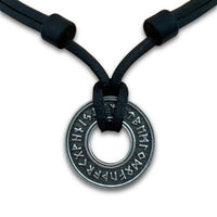 Handgefertige Leder Halskette mit Futhark Runenalphabet Anhänger für Damen und Herren von HANA LIMA
