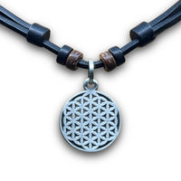 Handgefertige Leder Halskette mit Blume des Lebens Anhänger für Damen und Herren von HANA LIMA