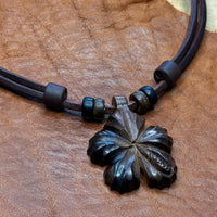 Handmade Surferkette Hawaii Hibiskusblüte Anhänger aus Hartholz für Damen und Herren von HANA LIMA