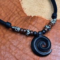 Handmade Surferkette Neuseeland Maori Koru Anhänger aus Holz für Damen und Herren von HANA LIMA