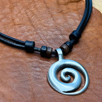 Handmade Surferkette Neuseeland Maori Koru Anhänger aus Pewter für Damen und Herren von HANA LIMA