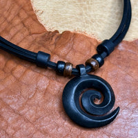 Handmade Surferkette Neuseeland Maori Koru Spirale Anhänger aus Holz für Damen & Herren | HANA LIMA