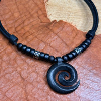 Handmade Surferkette Neuseeland Maori Koru Spirale Anhänger aus Holz für Damen & Herren | HANA LIMA