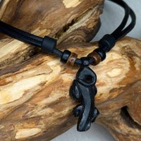 Handgemachte Surfer Lederkette Maori Holz Schnitzerei Gecko für Damen und Herren von HANA LIMA