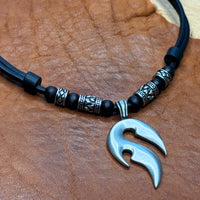 Handmade Surferkette Tribal Flamme Anhänger mit Edelstahlperlen für Damen und Herren von HANA LIMA