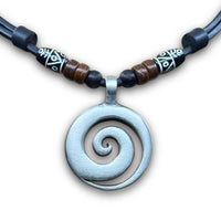 Handgefertige verstellbare Leder Halskette Maori Koru Anhänger für Damen und Herren von HANA LIMA