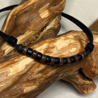 Verstellbare schwarze Boho Style Surfer Halskette mit individuell verstellbarer Länge - HANA LIMA