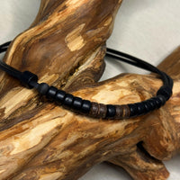 Verstellbare schwarze Boho Style Surfer Halskette mit individuell verstellbarer Länge - HANA LIMA