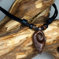 Handgemachte Surfer Lederkette Maori Koru Tribal Hartholz Schnitzerei | Damen & Herren | HANA LIMA