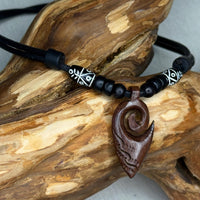 Handgemachte Surfer Lederkette Maori Koru Tribal Palisander Schnitzerei | Damen & Herren | HANA LIMA
