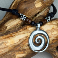 Handgemachte Surfer Lederkette Maori Koru mit gecarvten Tubes | Damen & Herren | HANA LIMA Schmuck