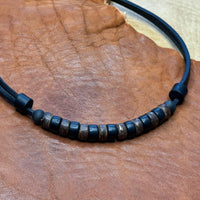 Handgefertigte HANA LIMA Boho Style Surferhalskette mit schwarzen und brauen Kokosnussperlen
