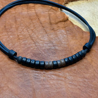 Handgefertigte HANA LIMA Boho Style Surferhalskette mit schwarzen und brauen Kokosnussperlen