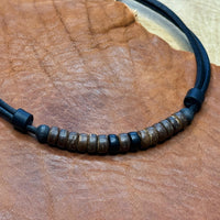 Handgefertigte HANA LIMA Boho Style Surferhalskette mit schwarzen und brauen Kokosnussperlen